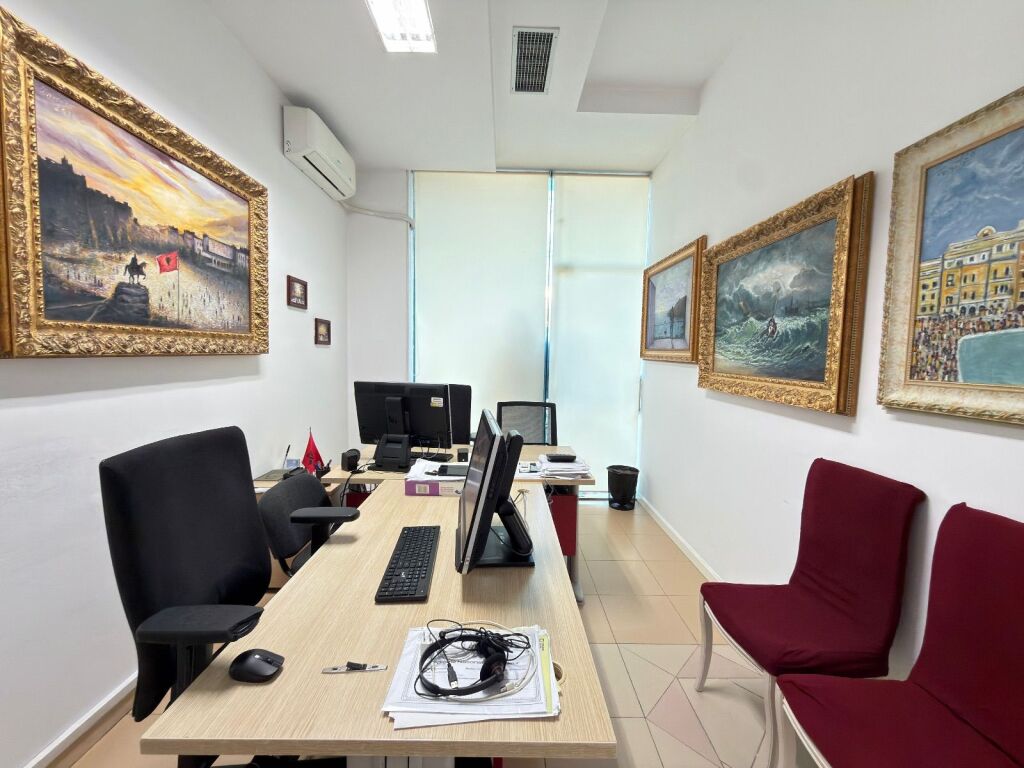 Locale commerciale in vendita – Via Elbasan, di fronte all'Ambasciata Americana 600.000 €