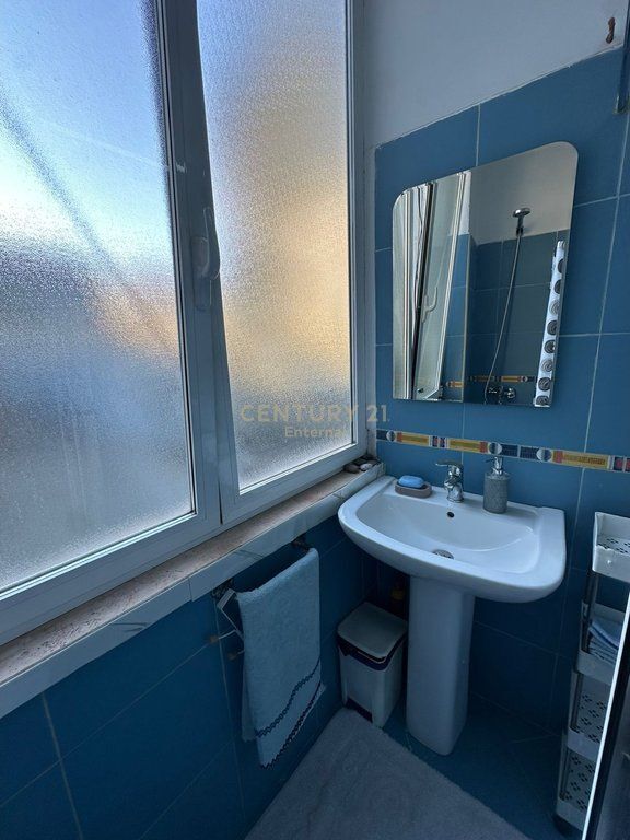 Jepet me qira apartament 1+1 te Tregu Çam, përballë Bankës së Shqipërisë.