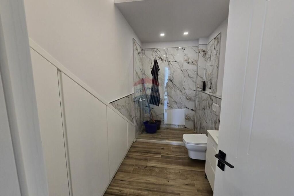 Vilë 3-katëshe me qera në Bërzhitë