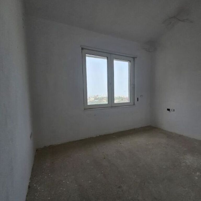 Shitet Vile me pishine