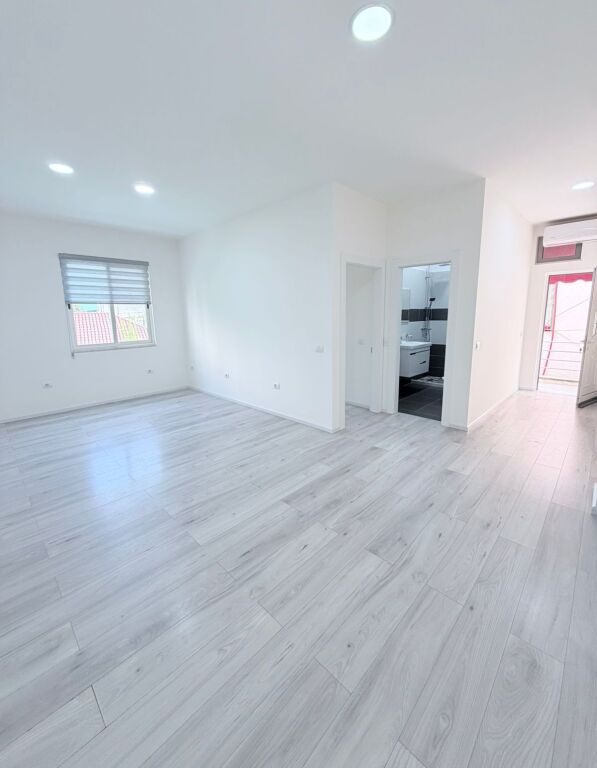 JEPET ME QERA AMBIENT BIZNESI TEK KAZAZI, DURRES