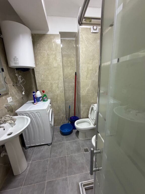 🏡 Appartamento 3+1 in affitto a 5 Maji  Alla fine della strada, in un palazzo nuovo, al 3° piano. Spazio ampio e illuminazione naturale.  💰 65.000 lek/mese 📩 Contatta per maggiori informazioni!