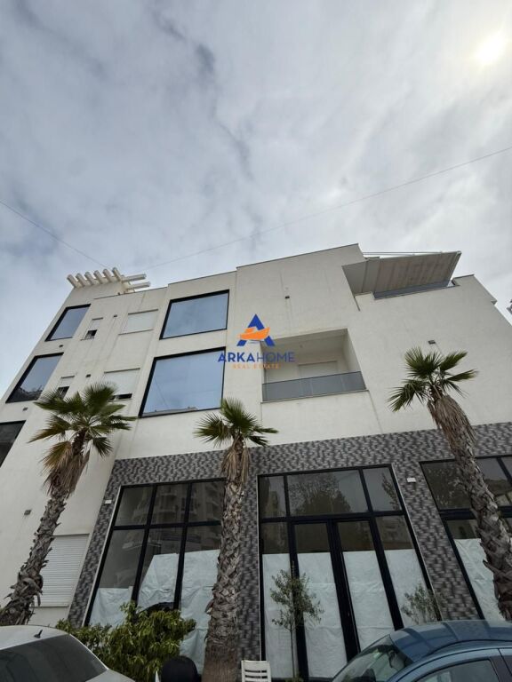 SHITET GODINE TREKATËSHE 380M2 "VLORE' 900.000 EURO