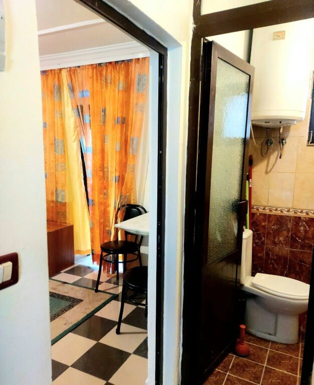 Jepet me qera garzoniere, Qender / 9 Katshet