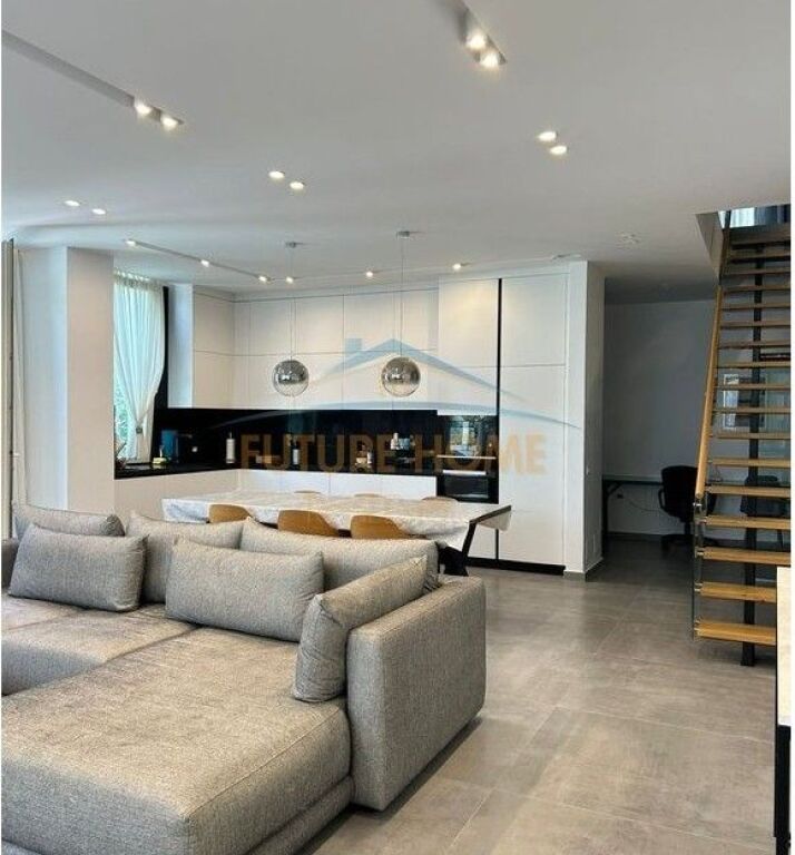 Në Shitje, Vila e Bashkangjitur + Shtëpi Mysafiri, Green Coast Residence