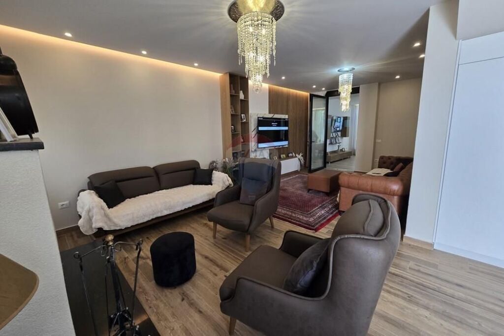 Vilë 3-katëshe me qera në Bërzhitë