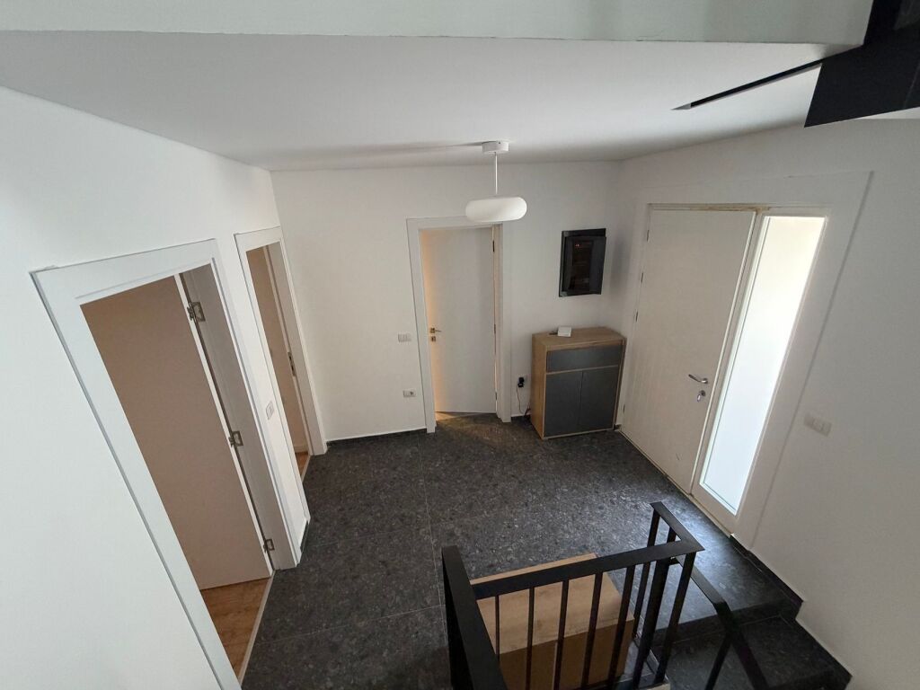 Vilë 3+1+oborr+garazhd me qera në ne TEG - MULLET