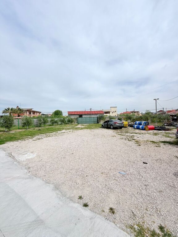 JEPET ME QERA MAGAZINE NE ZONEN E SHKOZETIT, DURRES