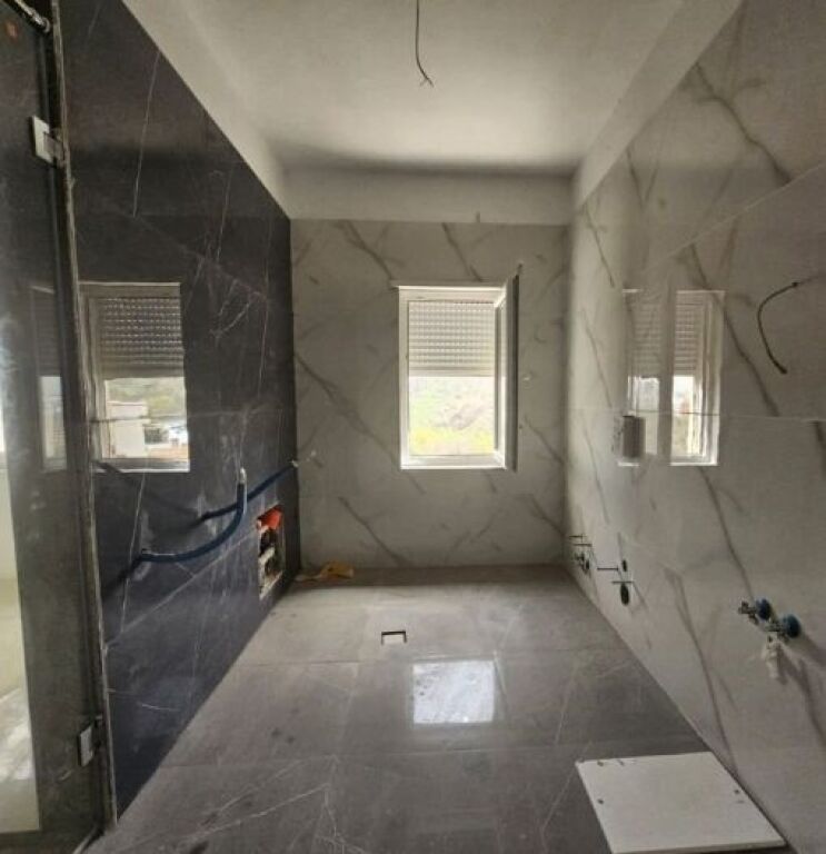 Shitet Vile me pishine