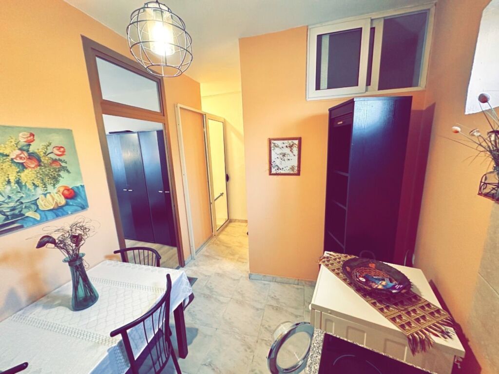 Pak minuta larg Sheshit Avni Rustemi,Rr.Fadil Rada jepet me qera garsoniere 40m2 e mobiluar.30,000 Leke