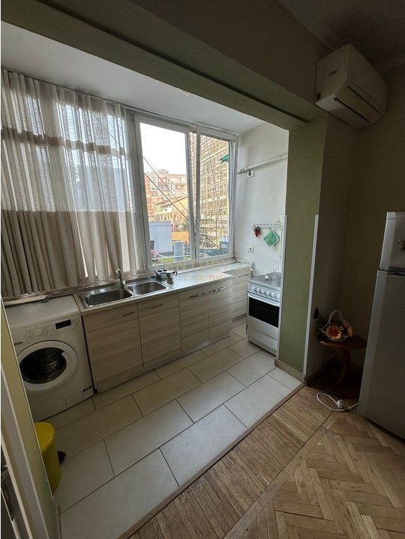 Jepet me qira apartament 1+1 te Tregu Çam, përballë Bankës së Shqipërisë.