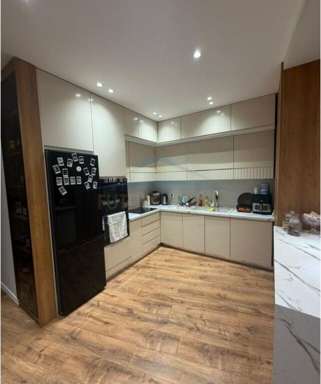 Shitet, Apartament 3+1+2, Liqeni i Thatë, Tiranë