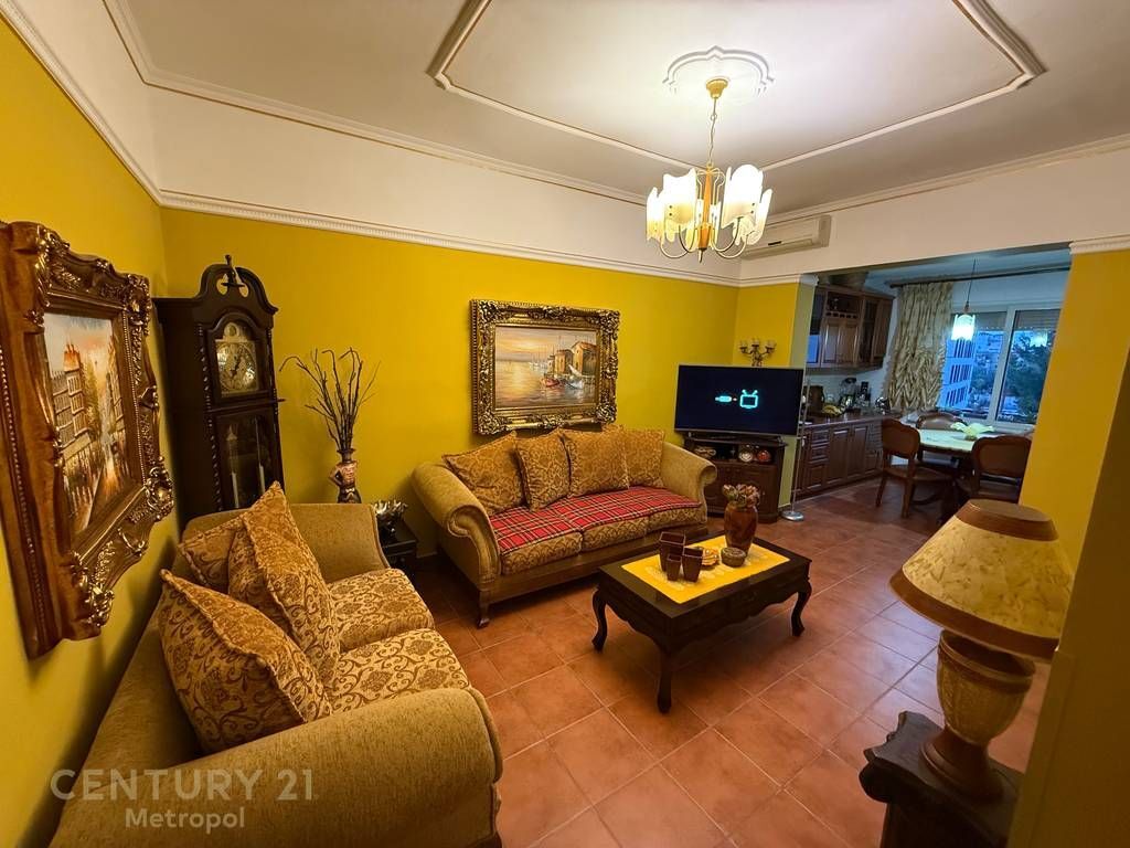 VENDESI APPARTAMENTO 2+1 VICINO AL EX MERCATO ELETTRICO