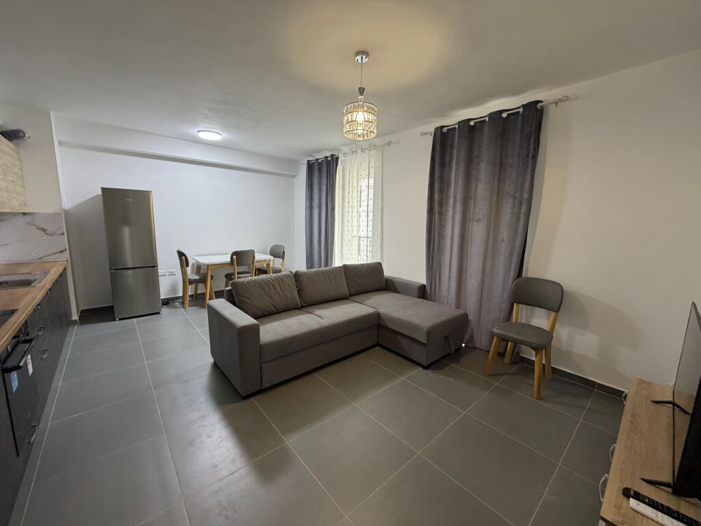🏡 Apartament 3+1 me qira tek 5 Maji  Në fund të rrugës, në pallat të ri, kati 2 .  💰 65,000 lekë/muaj