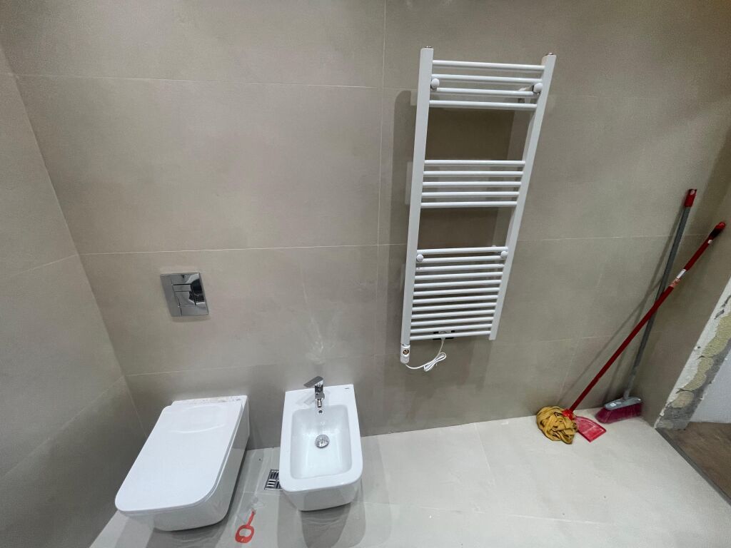 🏢Pak minuta larg Stadiumit Air Albania ,Rr.Dervish Hima jepet me qera per zyra,apartament 1+1,Bosh. 1,000 €(Neto)