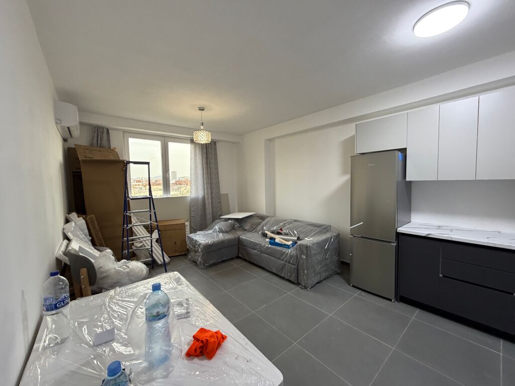 🏡 Appartamento 3+1 in affitto a 5 Maji  Alla fine della strada, in un palazzo nuovo, al 3° piano. Spazio ampio e illuminazione naturale.  💰 65.000 lek/mese 📩 Contatta per maggiori informazioni!