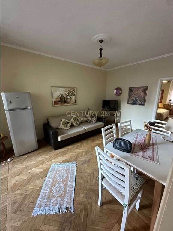 Jepet me qira apartament 1+1 te Tregu Çam, përballë Bankës së Shqipërisë.
