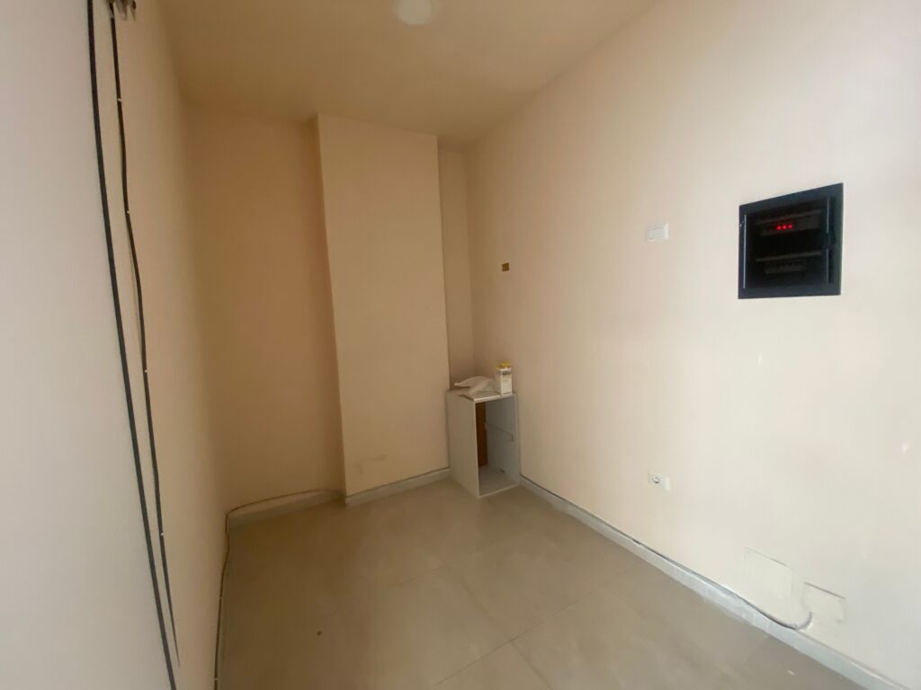 Negozio in Affitto ad Astir !