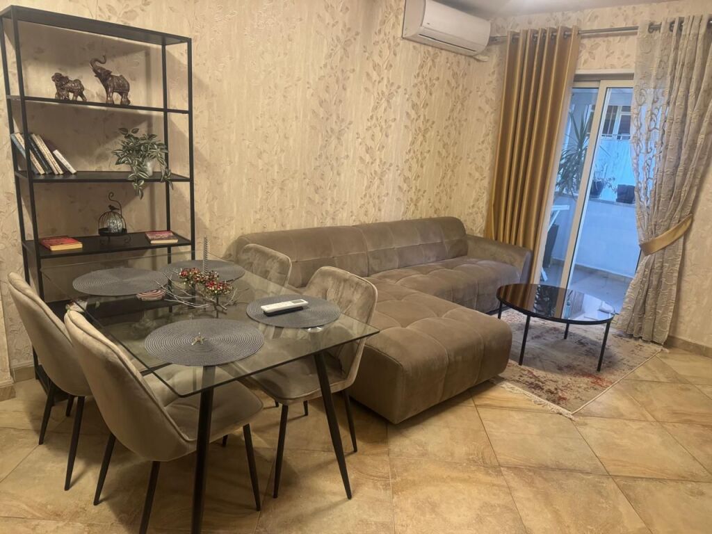 🏢Rruga e Barrikadave,jepet me qera apartament 1+1,i mobiluar. 650Euro