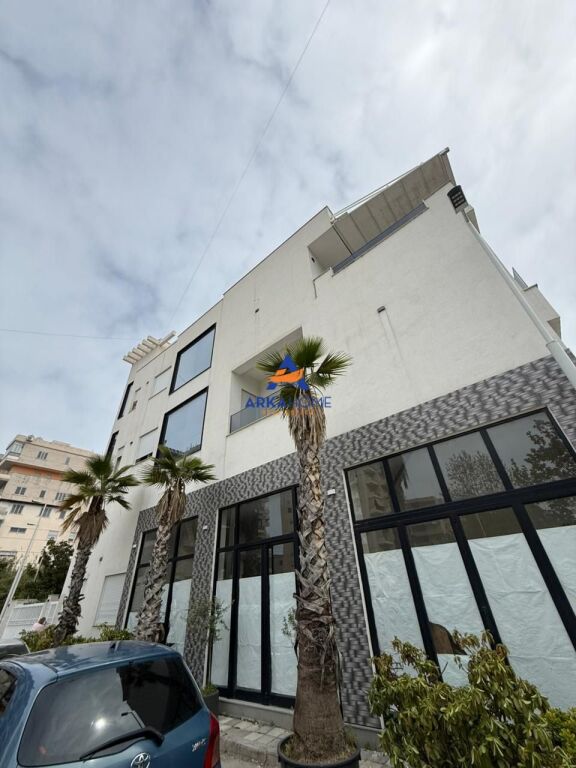 SHITET GODINE TREKATËSHE 380M2 "VLORE' 900.000 EURO