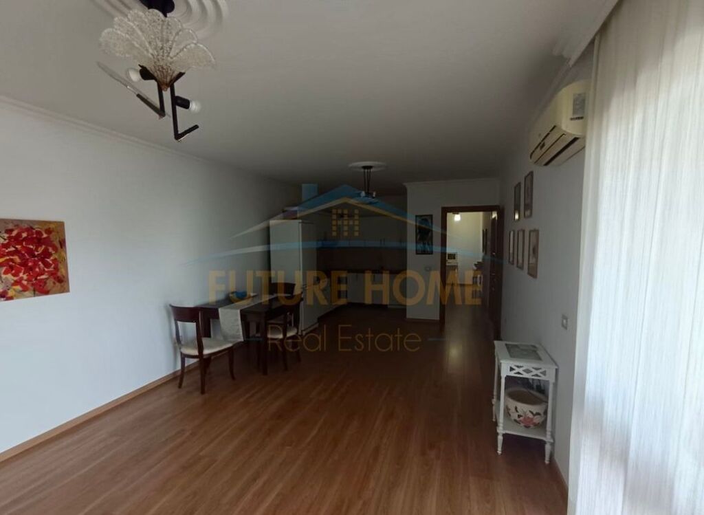 Qera, Ambjent zyre, Bllok,Tiranë