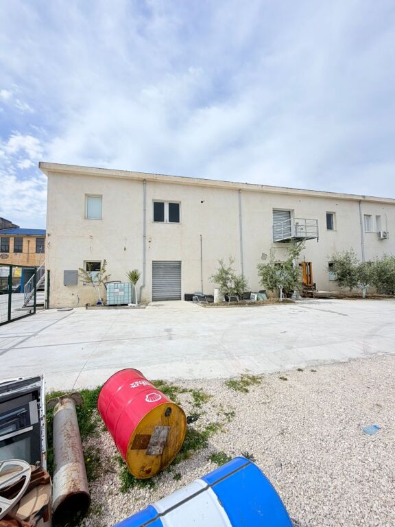 JEPET ME QERA MAGAZINE NE ZONEN E SHKOZETIT, DURRES