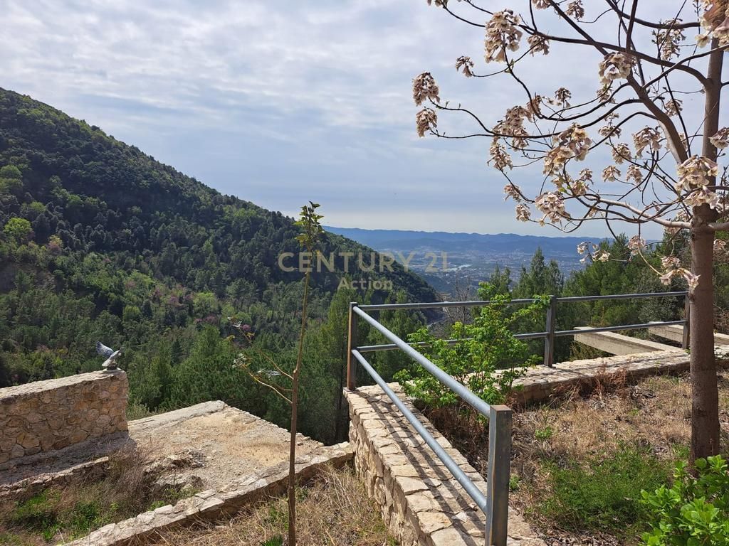 Villa e 7000 m2 di terreno in vendita a Lanabregas