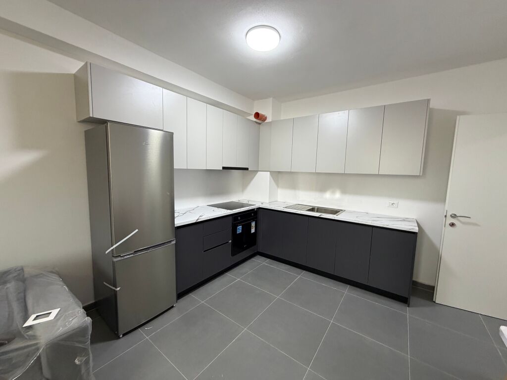 🏡 Appartamento 3+1 in affitto a 5 Maji  Alla fine della strada, in un palazzo nuovo, al 3° piano. Spazio ampio e illuminazione naturale.  💰 65.000 lek/mese 📩 Contatta per maggiori informazioni!