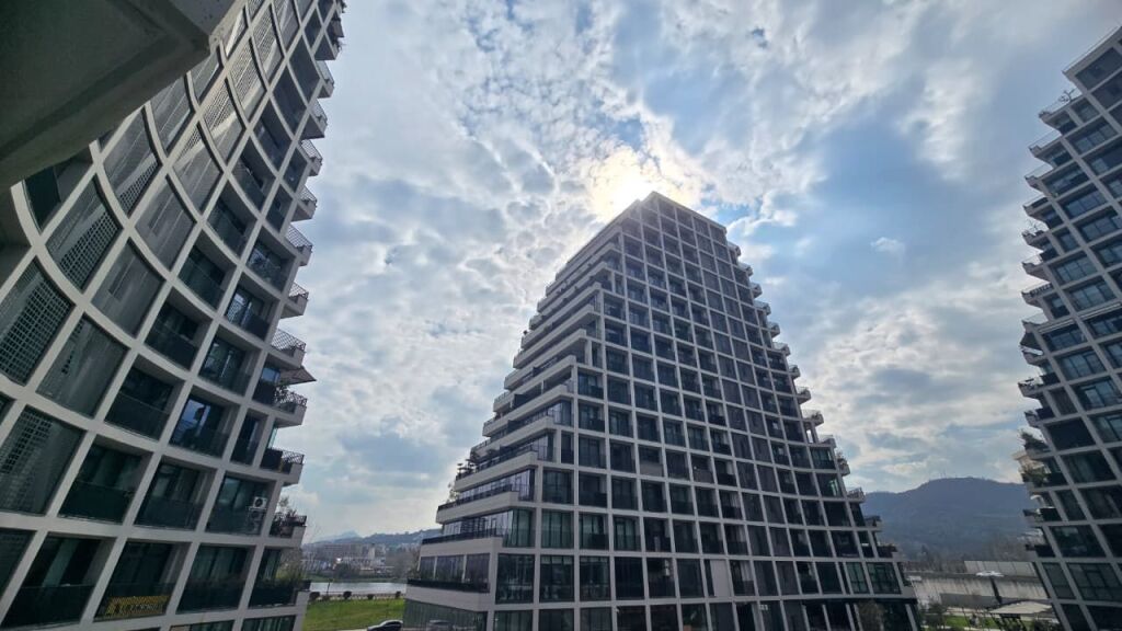 Jepet per Qira zyre te "Lake View"!