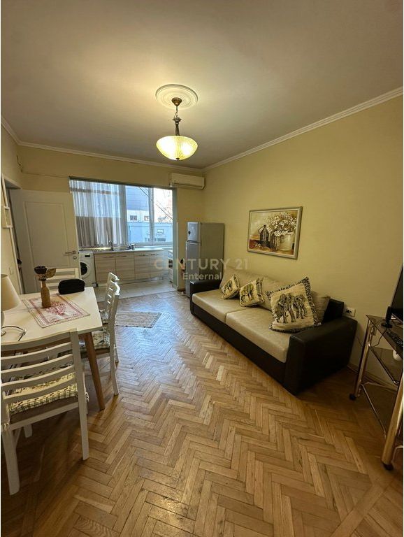 Jepet me qira apartament 1+1 te Tregu Çam, përballë Bankës së Shqipërisë.