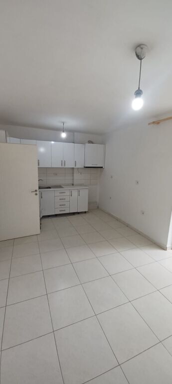 Xhamllik, Nikolla Zoraqi St. apartment 3+1+2 for rent, partially furnished 40,000Leke
