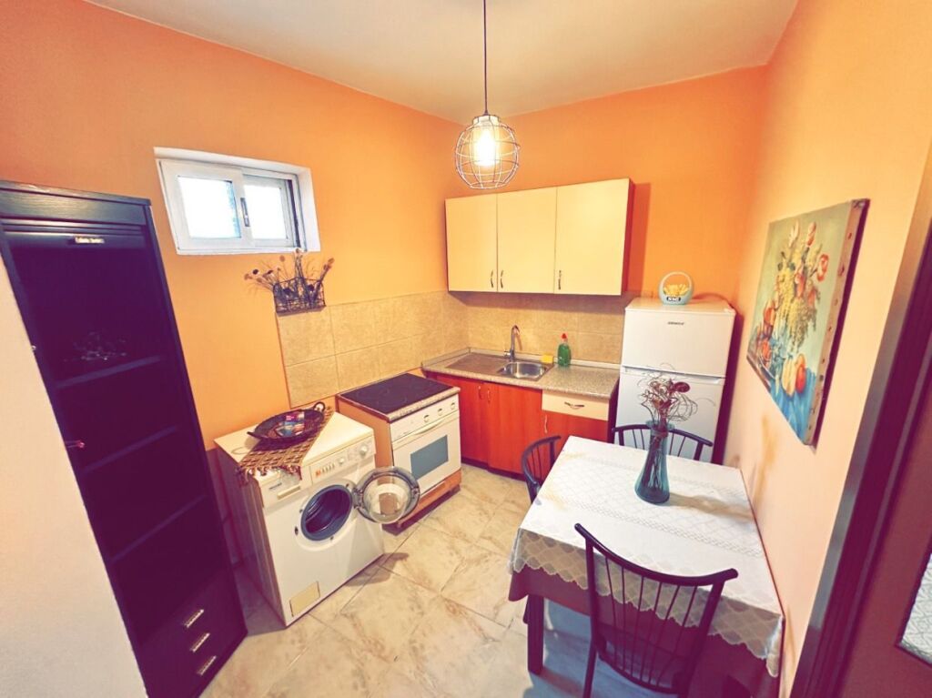 Pak minuta larg Sheshit Avni Rustemi,Rr.Fadil Rada jepet me qera garsoniere 40m2 e mobiluar.30,000 Leke