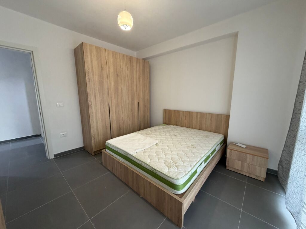 🏡 Appartamento 3+1 in affitto a 5 Maji  Alla fine della strada, in un palazzo nuovo, al 3° piano. Spazio ampio e illuminazione naturale.  💰 65.000 lek/mese 📩 Contatta per maggiori informazioni!