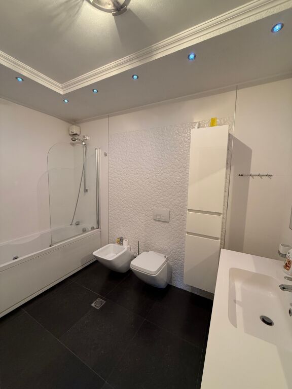 Perballe Delijorgjit Shitet Super Apartament 3+1 Me Mundesi Ndarje Ne 2 Apartamente!