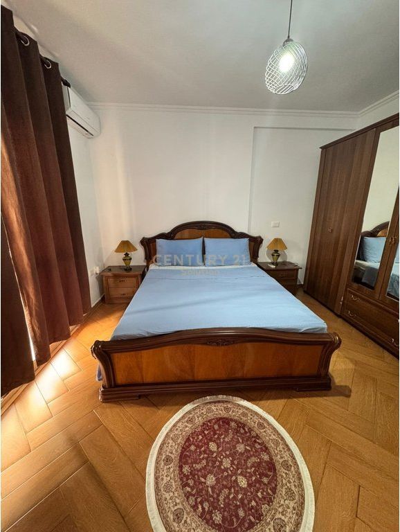 JEPET ME QIRA APARTAMENT 2+1 TEK RRUGA E BARRIKADAVE