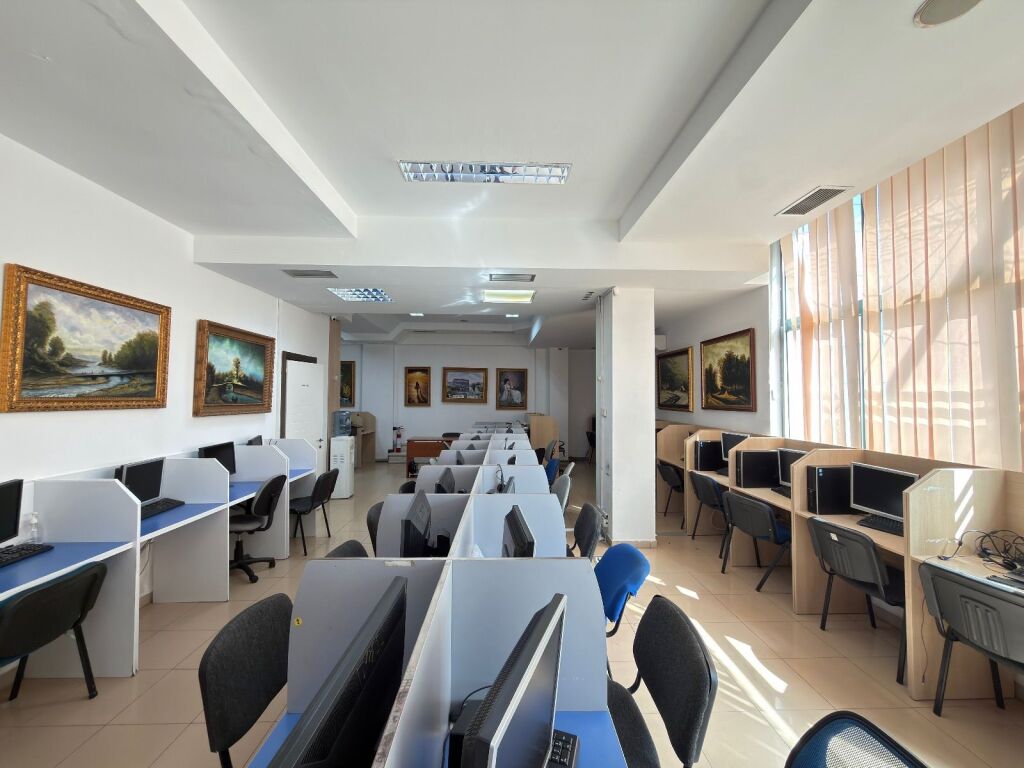 Locale commerciale in vendita – Via Elbasan, di fronte all'Ambasciata Americana 600.000 €