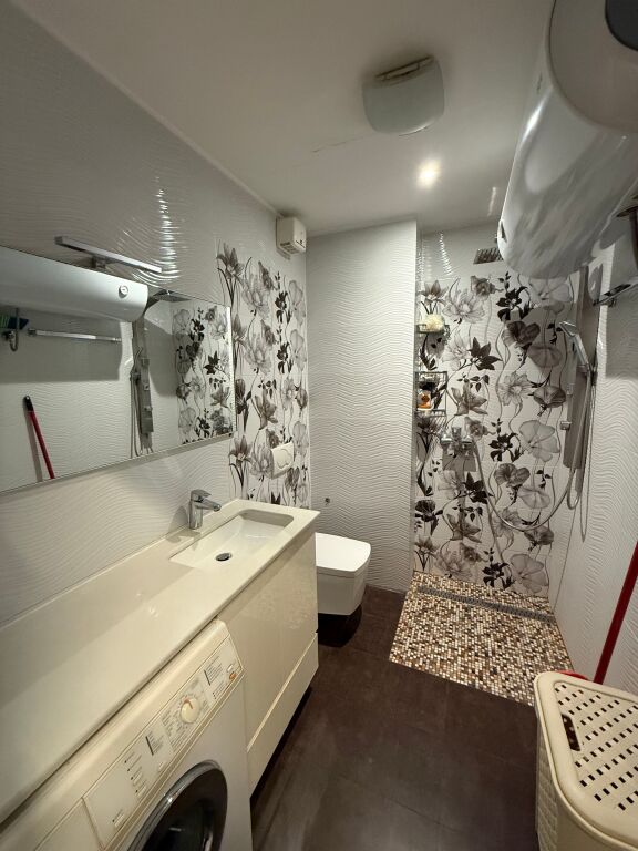 Perballe Delijorgjit Shitet Super Apartament 3+1 Me Mundesi Ndarje Ne 2 Apartamente!