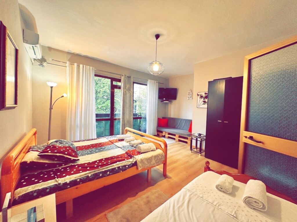 Pak minuta larg Sheshit Avni Rustemi,Rr.Fadil Rada jepet me qera garsoniere 40m2 e mobiluar.30,000 Leke