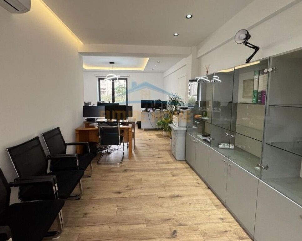 Qera Ambient Biznesi, Bulevardi Zogu 1, Tirane