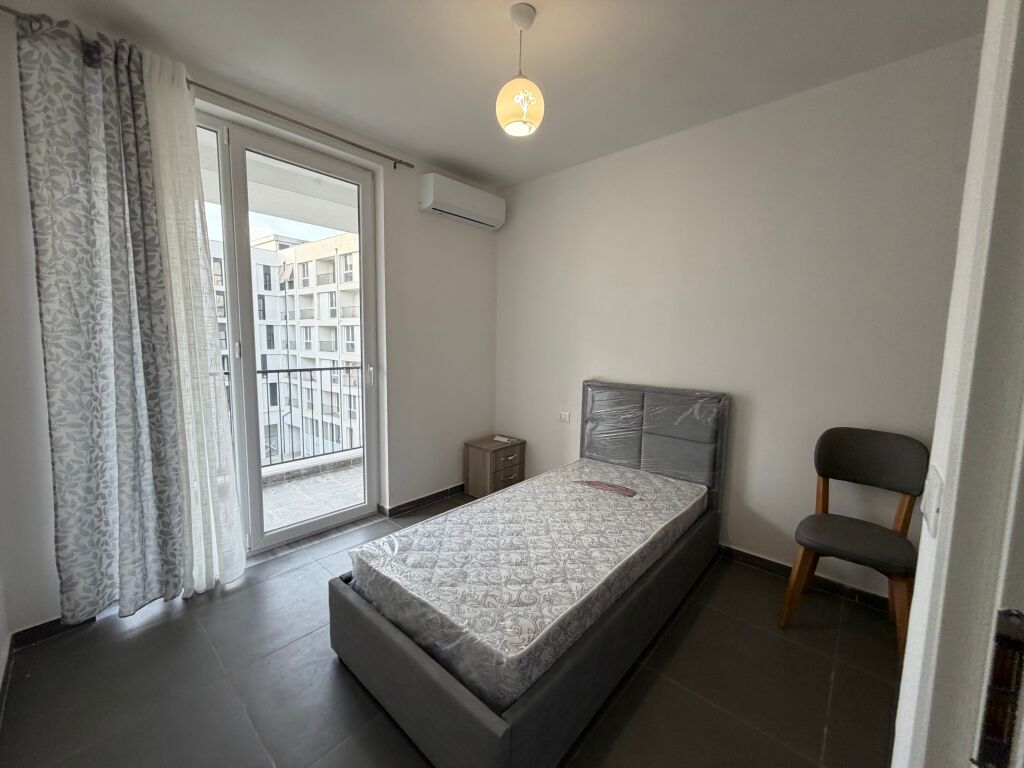🏡 Appartamento 3+1 in affitto a 5 Maji  Alla fine della strada, in un palazzo nuovo, al 3° piano. Spazio ampio e illuminazione naturale.  💰 65.000 lek/mese 📩 Contatta per maggiori informazioni!
