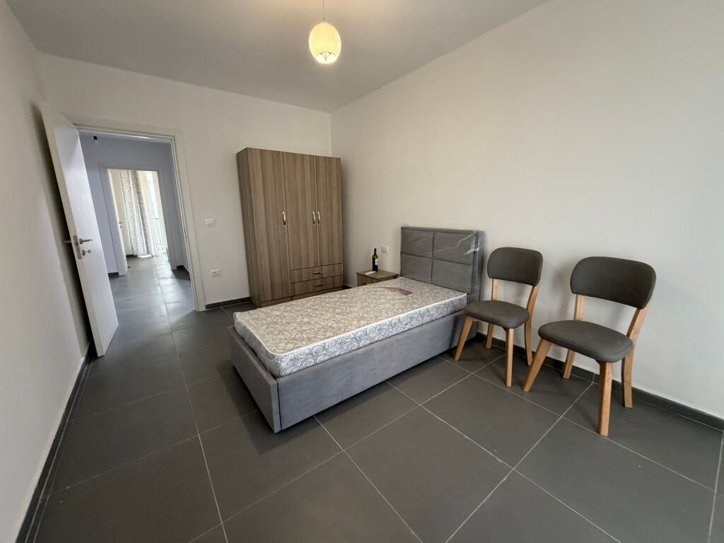 🏡 Appartamento 3+1 in affitto a 5 Maji  Alla fine della strada, in un palazzo nuovo, al 3° piano. Spazio ampio e illuminazione naturale.  💰 65.000 lek/mese 📩 Contatta per maggiori informazioni!