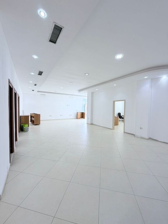 JEPET ME QERA AMBIENT BIZNESI ZONA E ISH KENETES, DURRES