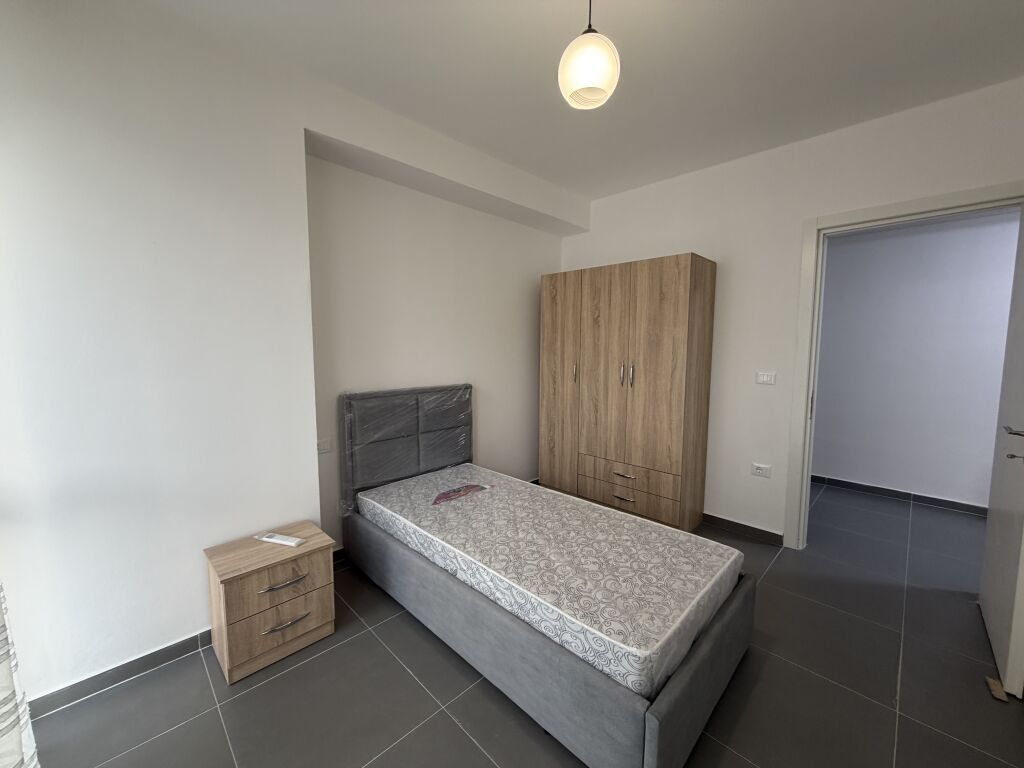 🏡 Apartament 3+1 me qira tek 5 Maji  Në fund të rrugës, në pallat të ri, kati 2 .  💰 65,000 lekë/muaj