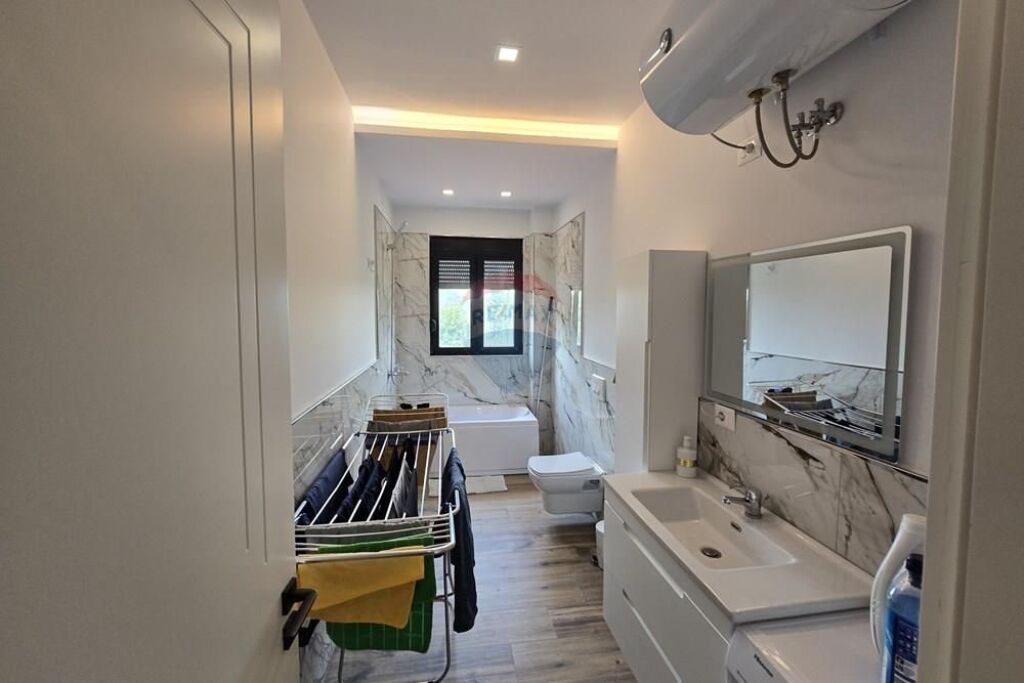 Vilë 3-katëshe me qera në Bërzhitë