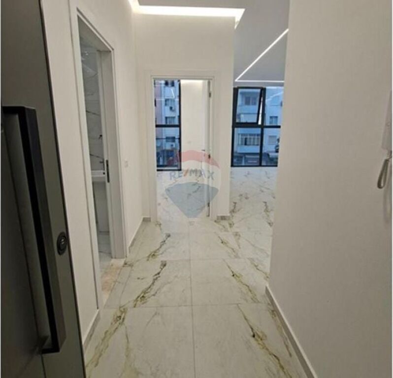 Zyrë - Për Qira - Bulevardi Migjeni, Tiranë