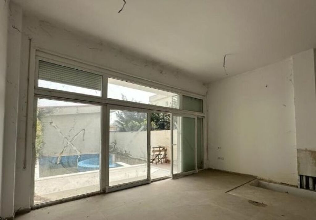 Shitet Vile me pishine