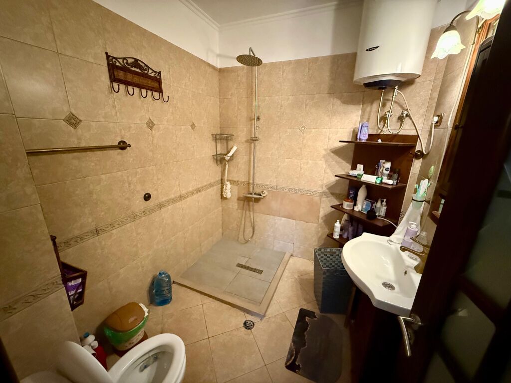 📣 FOR SALE Apartment 2+1 With 2 Bathrooms And 2 Balconies 📍 Kodra e Diellit, Near Eleonora ✨   🏢 New Building  🪜 3rd Floor (With Elevator)  📐 Gross Area 133 m2  📐 Net Area 120 m2  🛋️ Sold Furnished  📂 With Mortgage   💶 Price 247,000 Euro