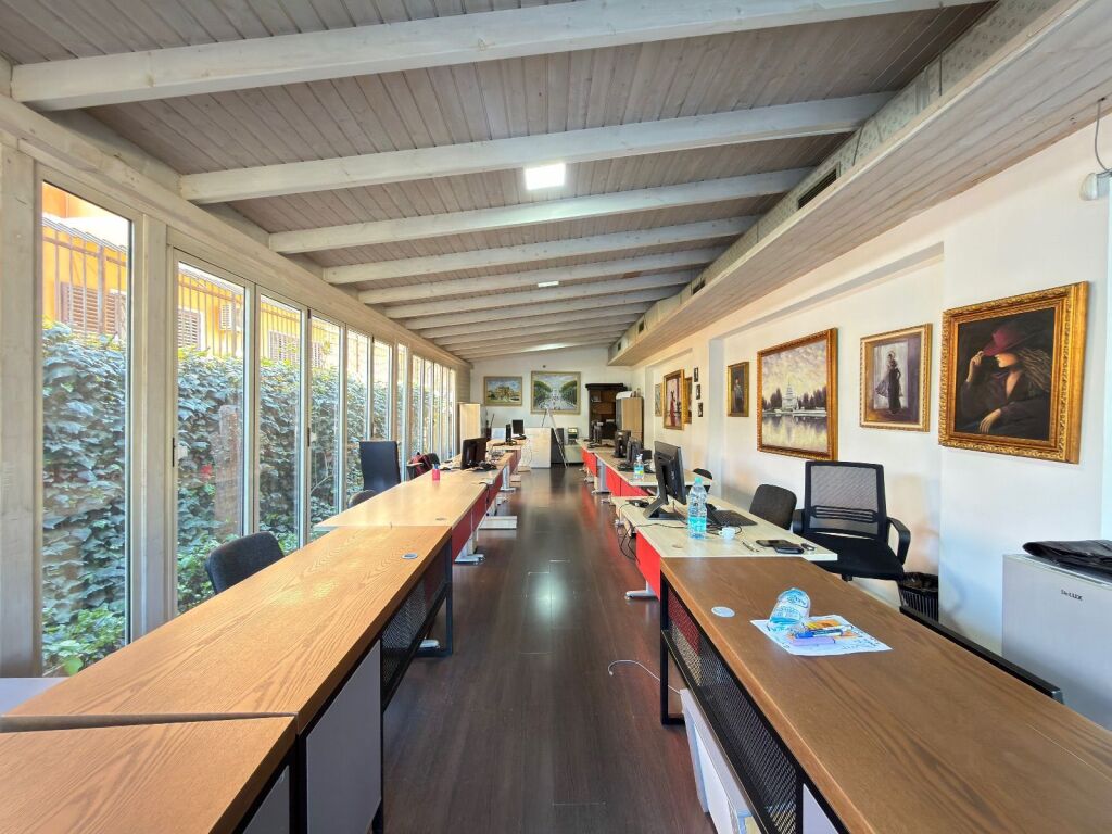 Locale commerciale in vendita – Via Elbasan, di fronte all'Ambasciata Americana 600.000 €