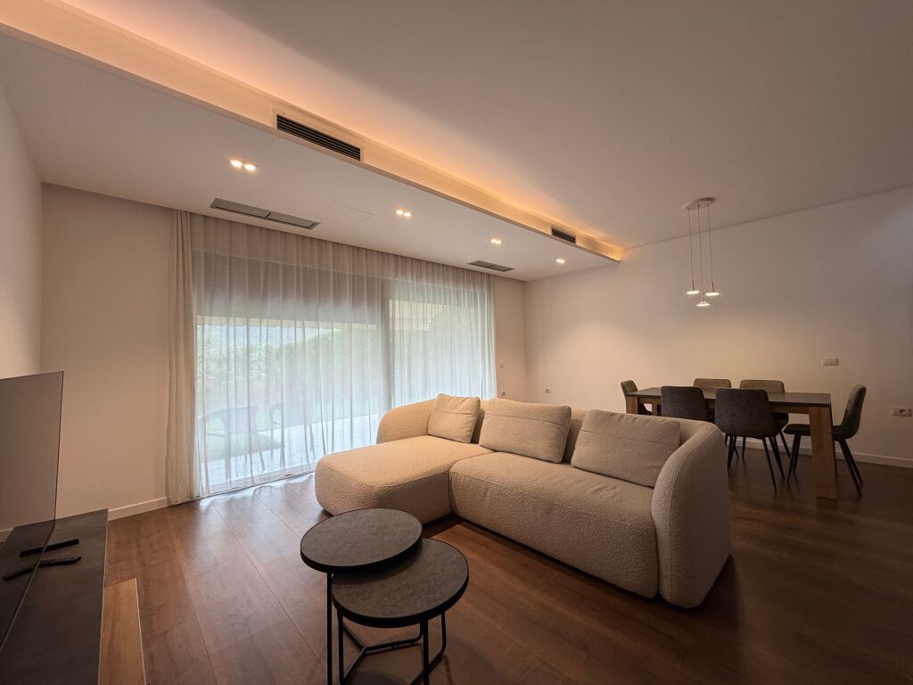 Vilë 3+1+oborr+garazhd me qera në ne TEG - MULLET