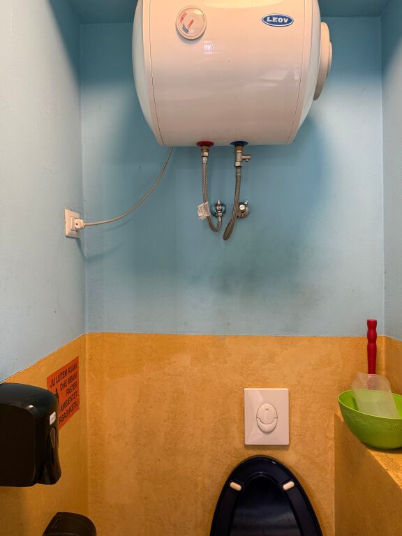 Tek Komuna e Parisit, Shitet Ambient Biznesi Me Verandë &amp; Pranë Rrugës Kryesore!